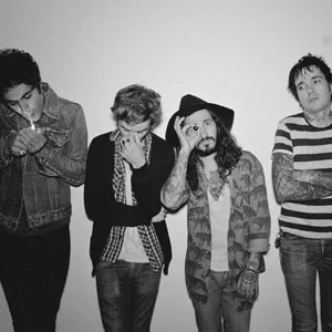 Em concerto: Keep Razors Sharp