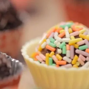 Brigadeiros + Havaianas = Comer e andar