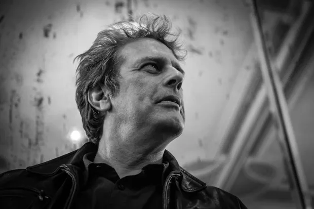 Estilhaço(s) de Conversa / Adolfo Luxúria Canibal