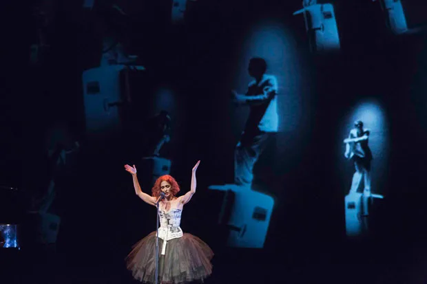 A dança da voz de Adriana Queiroz