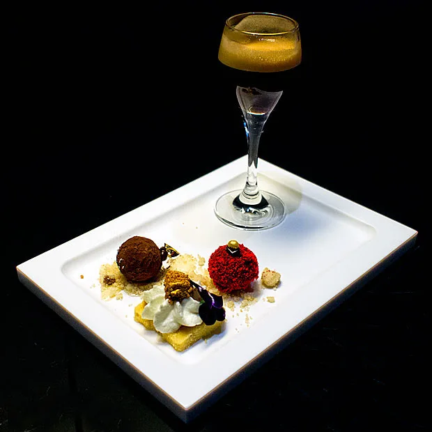 Degustar café… no prato / Restaurante River Lounge