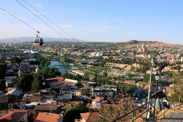 Banhos de enxofre, churchkhelas e vinhos ancestrais: três chaves para compreender (e amar) Tbilisi