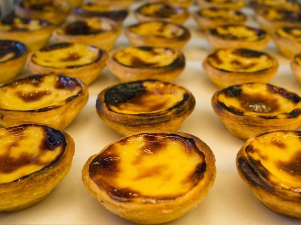 Massa fina e estaladiça. E o creme? Uhm…!