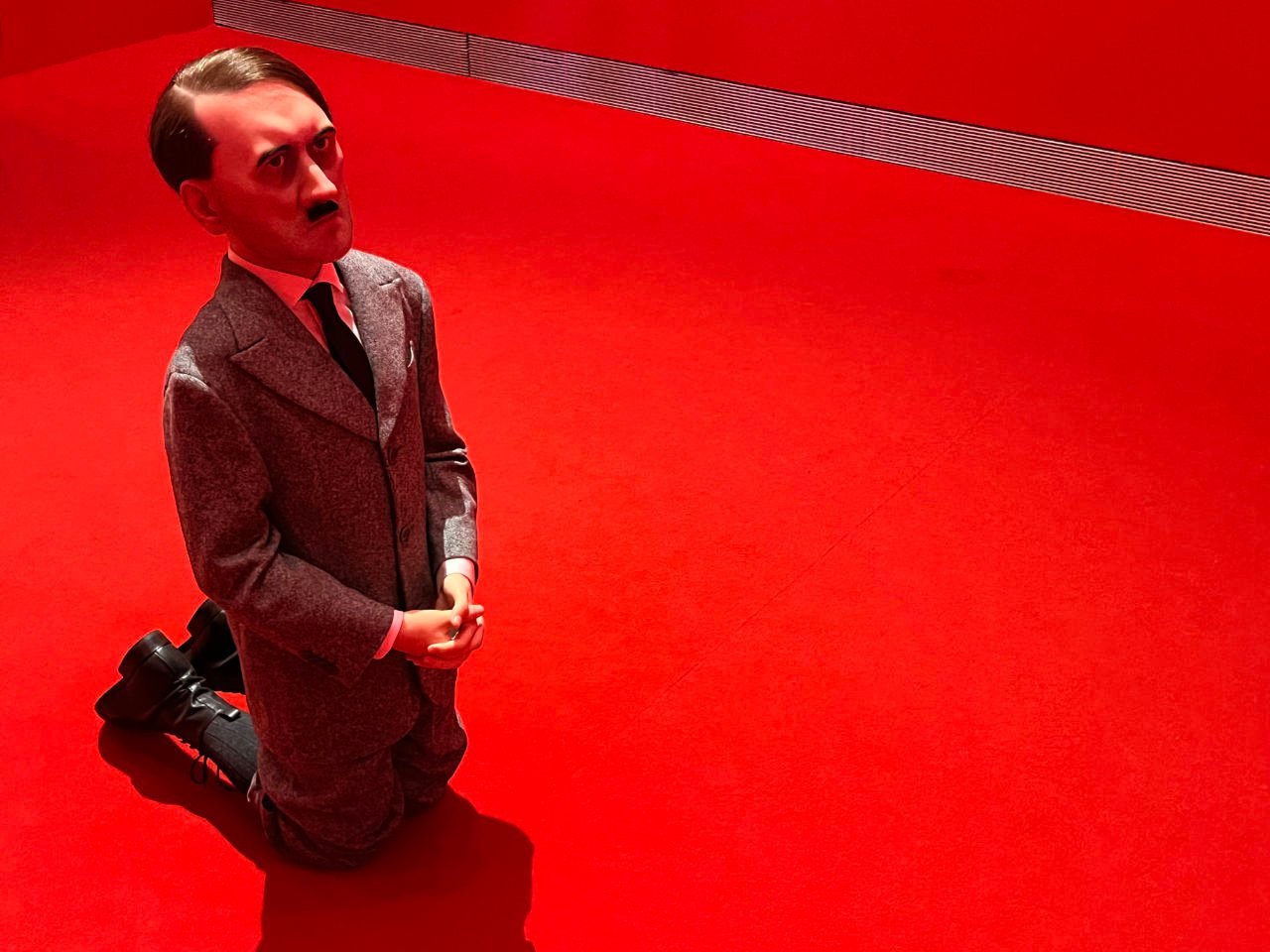 A arquitetura de “Him” de Maurizio Cattelan