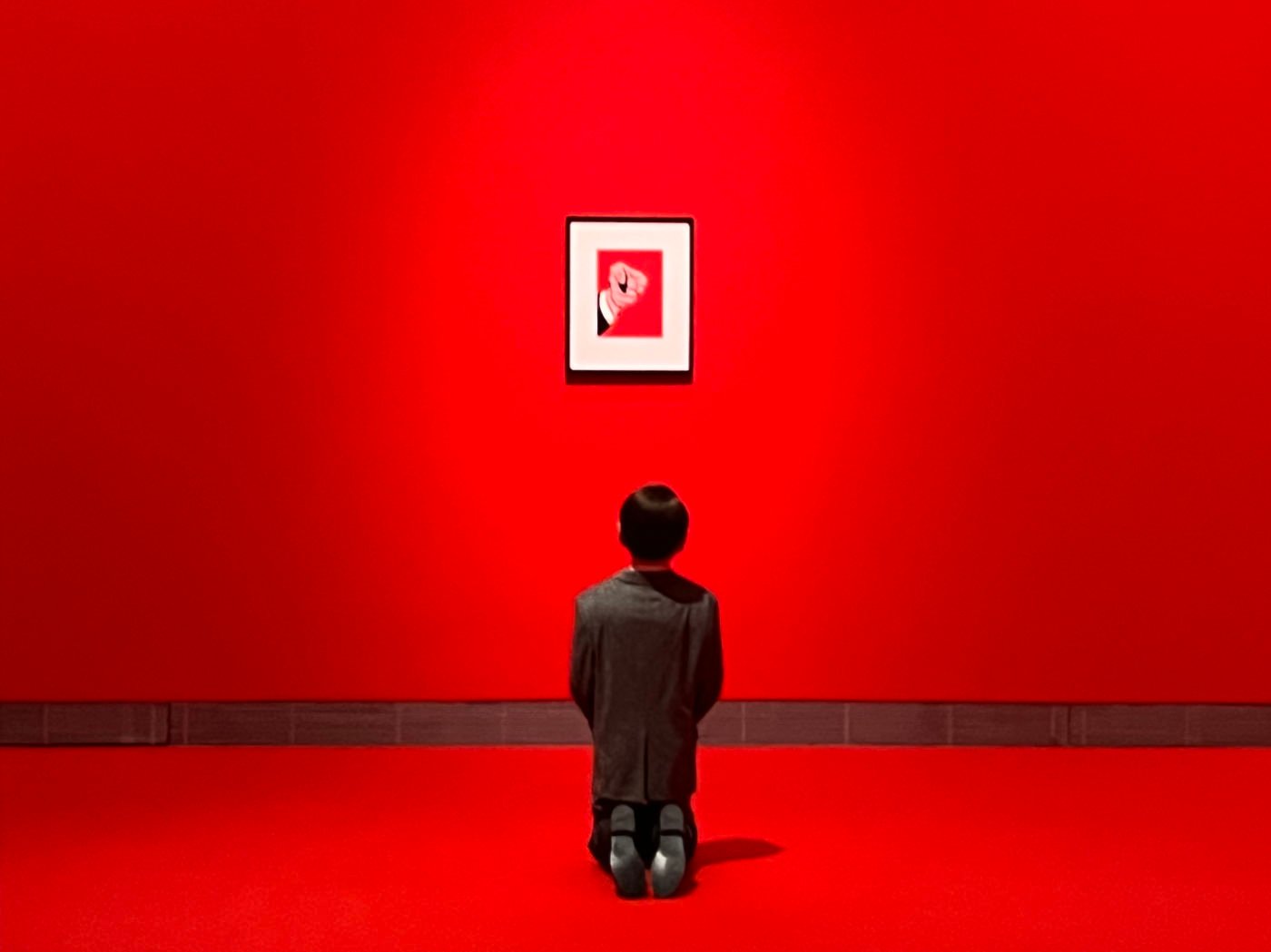 A arquitetura de “Him” de Maurizio Cattelan